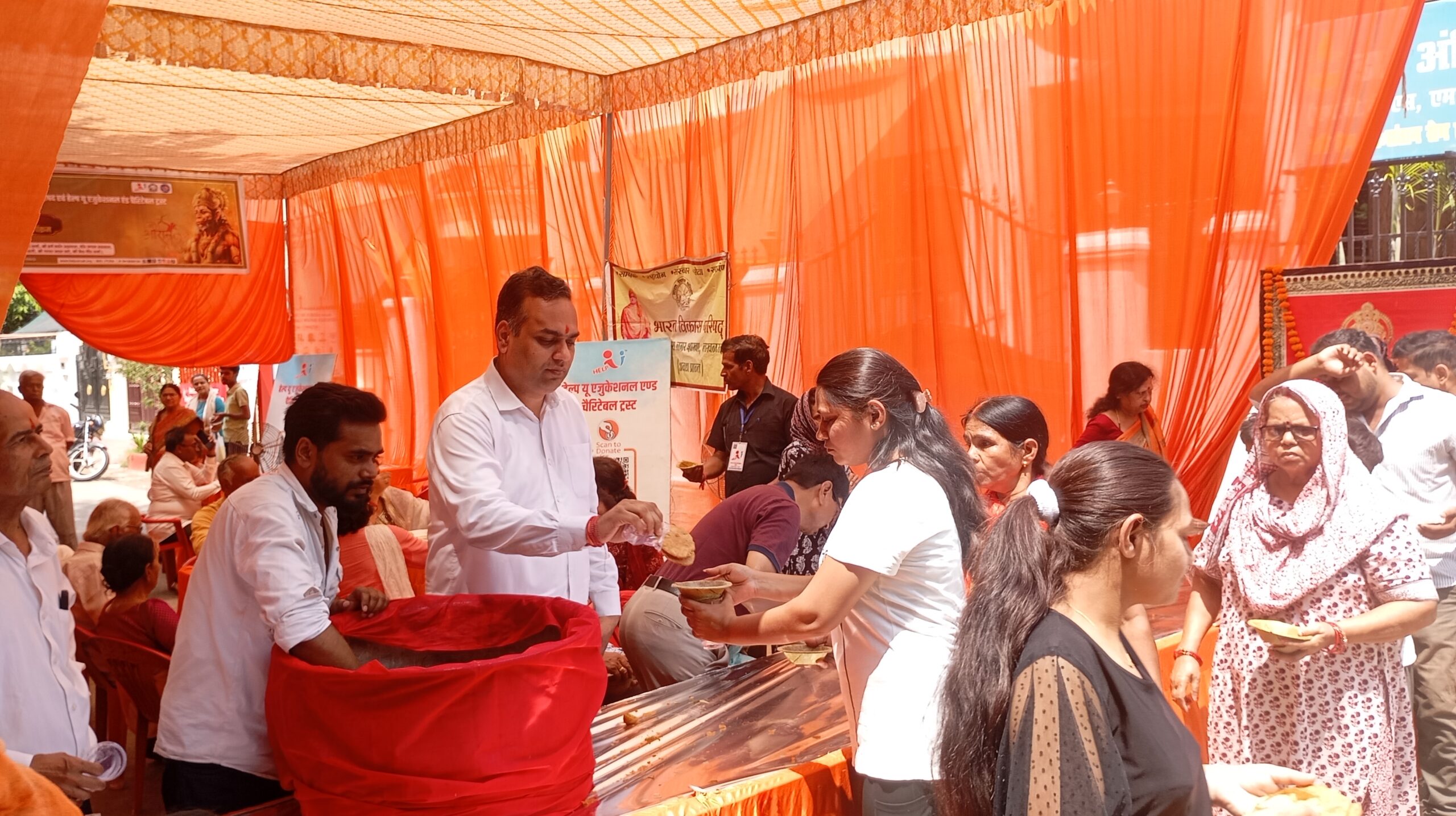 भंडारे में उमड़ा आस्था का सैलाब, हनुमान चालीसा के सामूहिक पाठ से भक्तिमय हुआ इंदिरा नगर