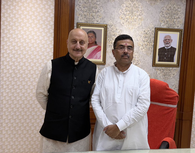 मुख्यमंत्री शुभेंदु अधिकारी से मुलाकात के दौरान अभिनेता अनुपम खेर।