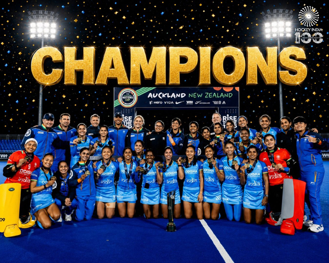 FIH महिला नेशंस कप जीतने के बाद ट्रॉफी के साथ भारतीय महिला हॉकी टीम।