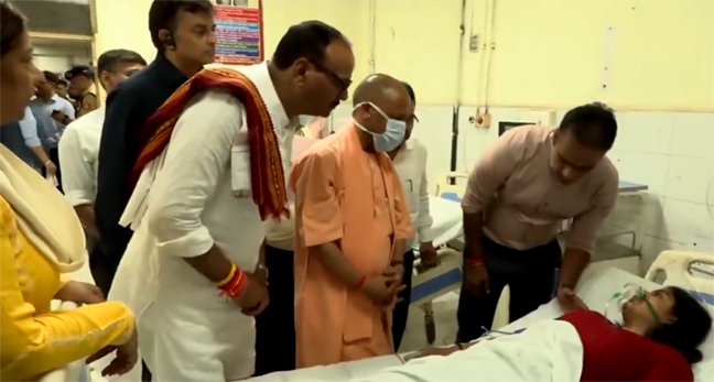 लखनऊ अग्निकांड के बाद केजीएमयू में घायलों का हालचाल लेते मुख्यमंत्री योगी आदित्यनाथ