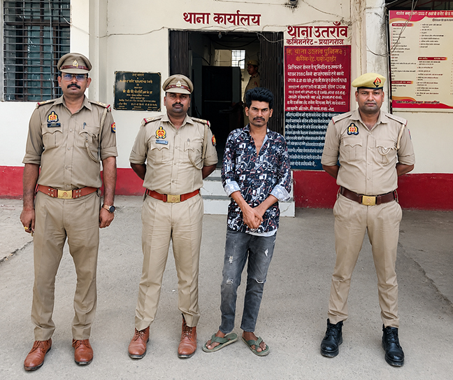 प्रयागराज में नाबालिग को भगाने के आरोपी इमरान को गिरफ्तार करती उतरांव पुलिस।