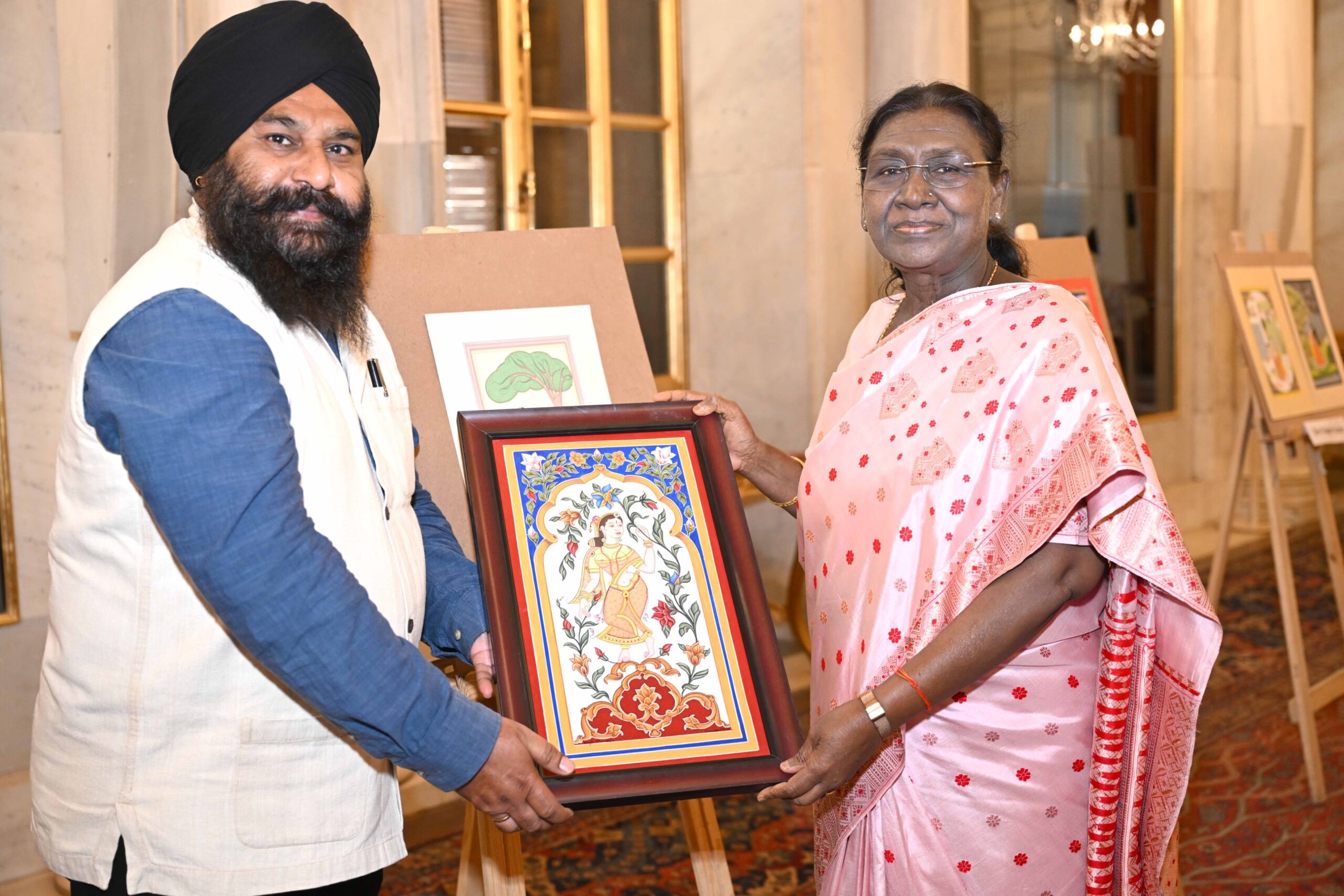 राष्ट्रपति द्रौपदी मुर्मु ने लघु चित्रकला कलाकारों से की मुलाकात, राष्ट्र की सांस्कृतिक विरासत को बताया अमूल्य धरोहर