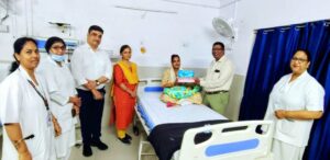 पूर्वोत्तर रेलवे लखनऊ मंडल के बादशाहनगर मंडल चिकित्सालय में नवजात शिशुओं को बेबी किट वितरित करते हु