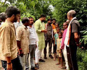 बहराइच के महसी में मगरमच्छ हमले के पीड़ित परिवार से मिलते कांग्रेस नेता