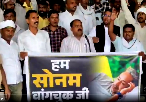 पेपर लीक के विरोध में भदोही में प्रदर्शन छात्र आंदोलन के समर्थन में उतरे लोग