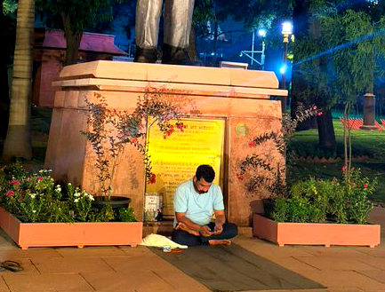 जंतर मंतर कार्रवाई के बाद संसद परिसर में धरने पर बैठे चंद्रशेखर आजाद