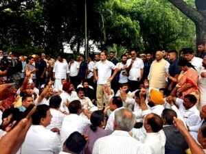 एम आवास के बाहर राहुल गांधी प्रियंका गांधी का धरना कई विपक्षी नेता हिरासत में