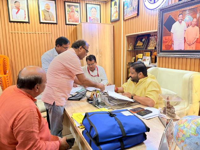आदर्श नगर पालिका परिषद कार्यालय में विभागीय समीक्षा एवं जनसुनवाई करते अध्यक्ष डॉ. धीरेंद्र प्रताप सिंह।