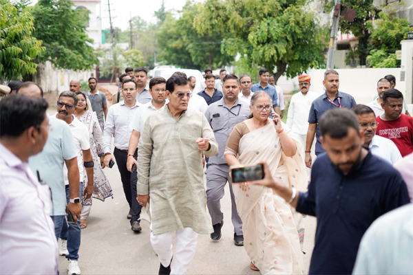 नगर विकास मंत्री ए. के. शर्मा गोमती नगर के विश्वास खंड में निर्माणाधीन नाले का निरीक्षण करते हुए
