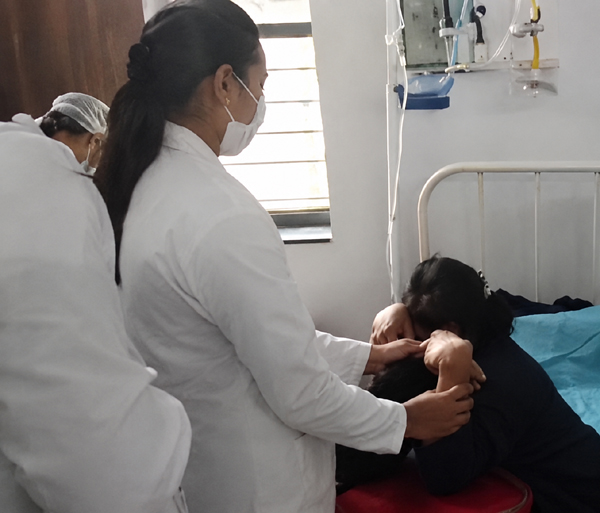 गोरखपुर में युवती ने फिनायल पिया
