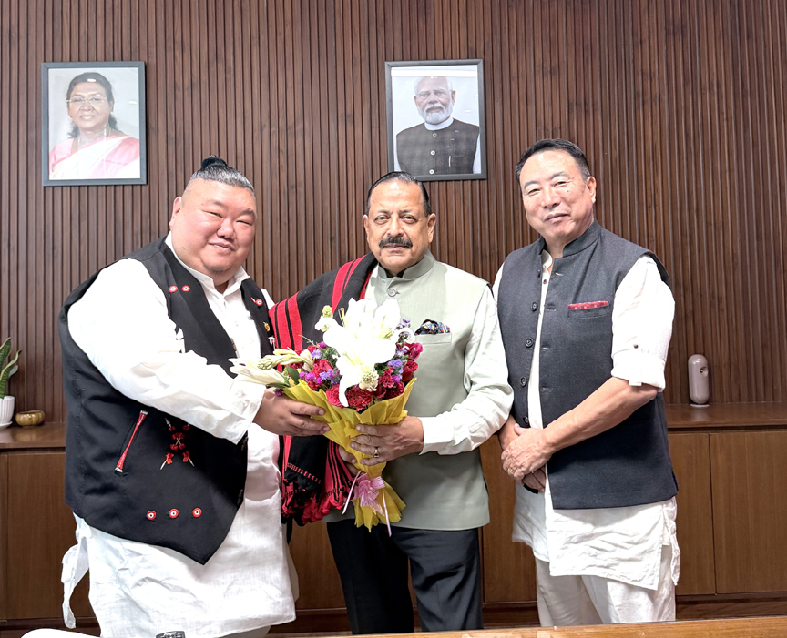 केंद्रीय मंत्री डॉ. जितेंद्र सिंह और नागालैंड के मंत्री टेमजेन इम्ना अलॉन्ग बैठक के दौरान