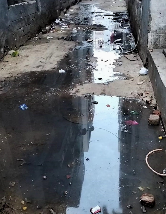 दुबग्गा की बसंतकुंज योजना में बदबू और संक्रमण से लोग परेशान, छह माह से सड़क पर बह रहा सीवर का पानी