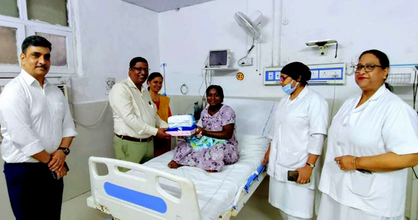 नवजात शिशुओं को बेबी किट का वितरण, पूर्वोत्तर रेलवे के बादशाहनगर मंडल चिकित्सालय में मनाया गया नवजात देखभाल सप्ताह