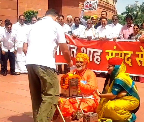 संसद में दानपात्र लेकर भागे पप्पू यादव