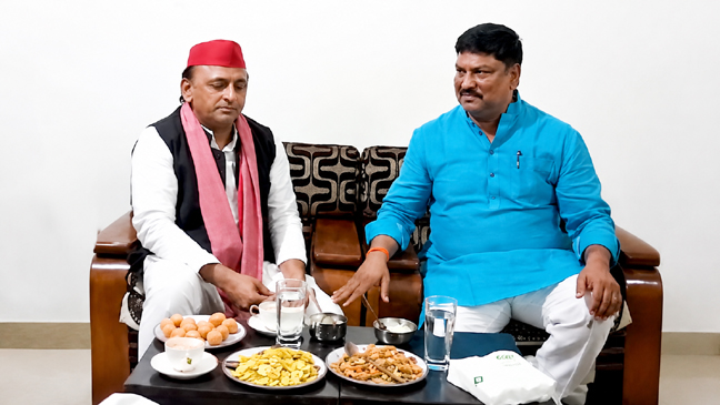 पवन पाण्डेय अखिलेश यादव को मिठाई खिलाते हुए