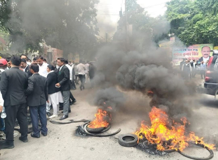प्रयागराज कचहरी के बाहर अधिवक्ताओं का प्रदर्शन, टायर जलाकर किया सड़क जाम