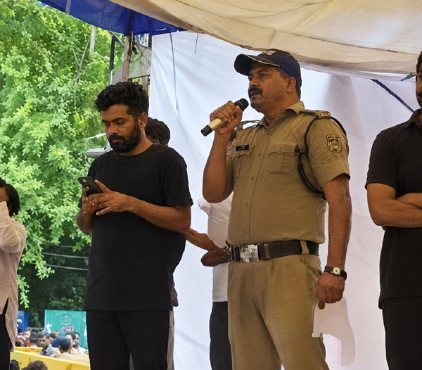 उत्तराखंड के सिपाही शेर सिंह ने जंतर मंतर पहुंच छात्र प्रोटेस्ट के समर्थन में  इस्तीफे का दावा किया