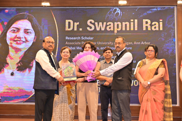 एसकेडी में वैश्विक शिक्षा और नई तकनीक पर विशेष व्याख्यान