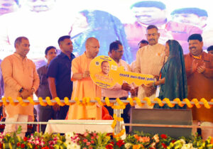 चित्रकूट में 951 करोड़ रुपये की विकास परियोजनाओं का लोकार्पण करते मुख्यमंत्री योगी आदित्यनाथ