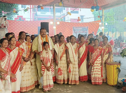 कर्मा पूजा में गूंजा आदिवासी लोक संगीत, पारंपरिक नृत्य ने मोहा मन