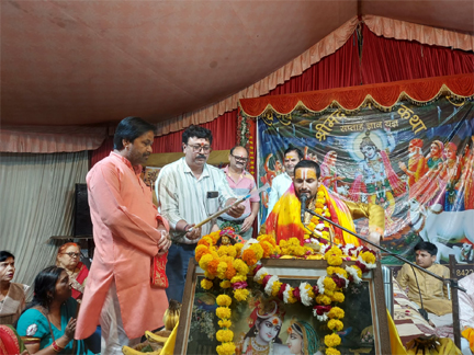 श्रीमद्भागवत कथा के विश्राम दिवस पर भक्तों ने सुना भागवत का सार, फूलों की होली में झूमे श्रद्धालु