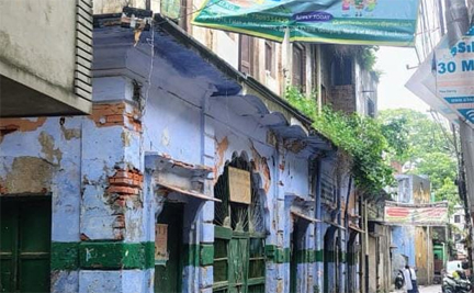 लखनऊ में बारिश के बीच जर्जर स्कूल की छत गिरी, मची अफरा-तफरी
