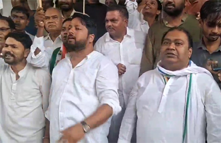लखनऊ में कांग्रेस का प्रदर्शन, ज्ञानेश कुमार के खिलाफ नारेबाजी