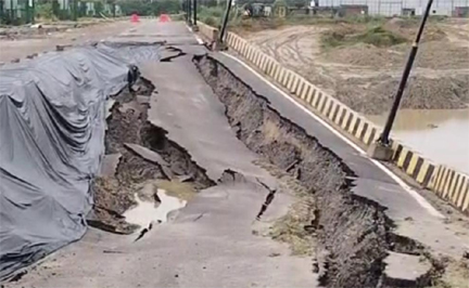 इकाना स्टेडियम के पास बारिश में धंसी सड़क, बड़े हिस्से में आई दरारें
