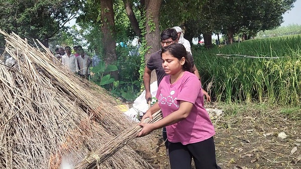 एक दर्जन भाइयों के रहते बेटी ने दी पिता की चिता को मुखाग्नि, नम्रता के फैसले ने समाज से पूछाकृबेटियों के अधिकारों पर पहरा कब तक?