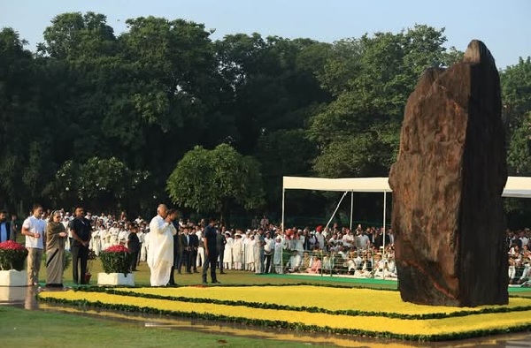 इंदिरा गांधी की पुण्यतिथि पर खड़गे, सोनिया, राहुल और नासिर हुसैन ने किया स्मरण