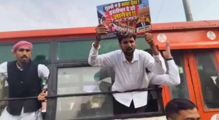 लखनऊ में ज्ञानेश कुमार के खिलाफ सपा का प्रदर्शन, पुतला फूंकने की कोशिश पर पुलिस ने रोका