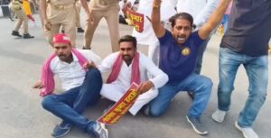 लखनऊ में ज्ञानेश कुमार के खिलाफ सपा का प्रदर्शन, पुतला फूंकने की कोशिश