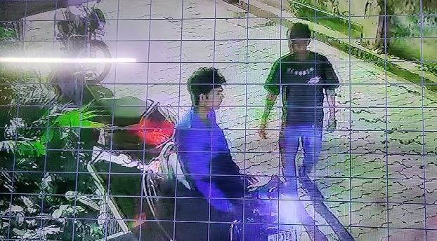 राजाजीपुरम में घर के बाहर खड़ी स्कूटी चोरी, सीसीटीवी में कैद हुई घटना